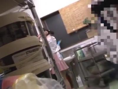 〖悪戯+エロ動画〗『イヤ～』バイト中のミニスカ美少女に悪戯レイプ！絶対見てほしいビデオ