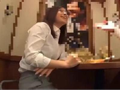 『酔っ払っちゃった♡』居酒屋で見つけたほろ酔いな女の子をナンパ(AV)