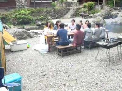 〖美乳+エロ動画〗『やっぱりダメだって…』若者たちとのキャンプではじけちゃった不倫人妻！スケベ注意な18禁動画