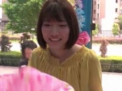 〖エロ動画+スレンダー〗【見えてないよね??】ラブラブなアベックの彼女に大人のマシンを使うとノースキンで挿入できた！発射どころ豊富なR18動画