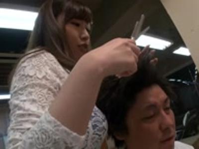 〖美乳+美容師〗『私のせいで勃起しちゃいました？』痴女な美容師が男性客にエロエロ魅了！興奮確実なスケベすぎる動画