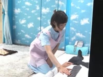 〖外見える!?+企画〗「抜いて～」女子大生とのすまた中に事故って生でズッポリ！♡♡なエッチな動画