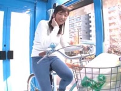 〖人妻+主婦〗素人ナンパ『もう無理…またイっちゃう♡』綺麗な人妻がアクメバイクでイキまくり吹きまくり！右手が止まらない18禁映像