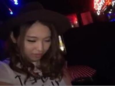 〖美少女+18禁〗『お客さんいるんですよ…』イケイケなギャル店員が店内で公開H！エッチすぎ動画