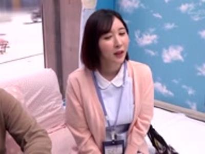 〖外見える!?+チェリー〗「気持ちいい？」巨乳な白衣の天使がモテないくんにエッチ指導！右手が止まらないエロ映像
