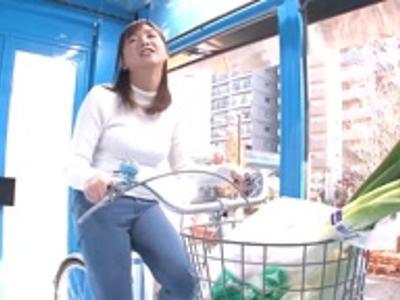 〖外見える!?+幼妻〗素人ナンパ『もう無理…またイっちゃう♡』綺麗な人妻がアクメバイクでイキまくり吹きまくり！見なきゃ損するエロ動画