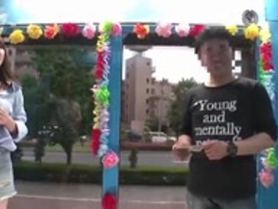 〖外から見えてる??+企画〗【外から見えてる??】ラブラブなアベックの彼女に気持ちい道具を使うと避妊なしで挿入できた！男性におすすめのR18映像