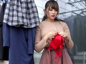 巨乳人妻が欲求不満で痴女と化す！男をM男扱いにしてスパッツ着衣で他人棒フェラ手コキ、騎乗位バック不倫セックス！