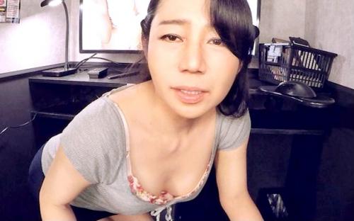 【VR】助けてもらえますか？個室ビデオに居ると、男に追われているという女が突然乱入♡おっぱいやお尻を至近距離で見せつける