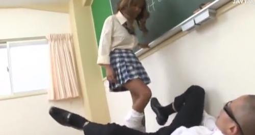 「武藤クレア」先生の退屈授業に飽き飽きした黒ギャル生徒がM先生のチンポを弄びまくるw