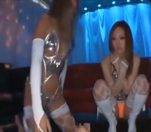 S気質の白ギャル＆黒ギャル女子がМ男くんを顔面騎乗責め！ギャルを目の前にギンギンがおさまらない！