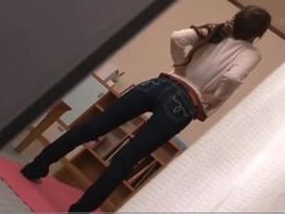 『嫌っ！イヤ～』自宅で昼寝していた奥様をジーンズ半脱がしで無理矢理強姦〖おすすめ!!幼妻〗