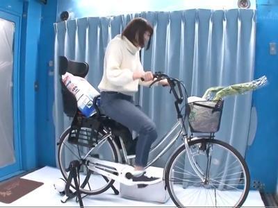 《マジックミラー-幼妻》『またイッちゃう…』エロエロ自転車で濡れ濡れになった美人妻のま〇こにデカチン挿入！女の子が見てもいいエロ動画