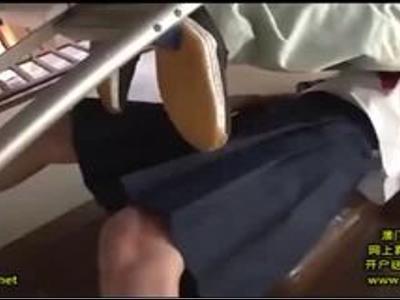 (ミニ系+エロ動画)『嫌っ…やめて～』1人で留守番していた高校生が修理業者の男性にレイプされた！今すぐ見るべきエロ映像