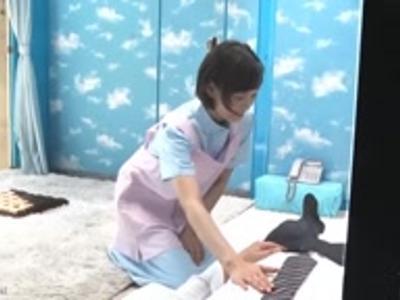 《見えてないよね??-ナース》【エロエロカー】看護婦の卵のヌルヌルになったマンコに生入れ！ギンギン立ち注意なエロ動画