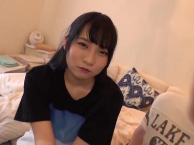 《素人ナンパ-20代》モテないクンを家に招いて大人の教育をしてくれる激カワ女の子！右手が止まらないエロ動画