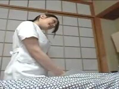 (巨乳+美女)『勃起しちゃいましたね♡』魅力的なマッサージ師の体に発情してフル勃起！シコシコ必須のエロ動画