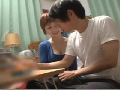(人妻+エロ動画)『楽しいことしようよ♡』夫には内緒で若者を誘惑して不倫しちゃう巨乳人妻！ホットなエロ動画