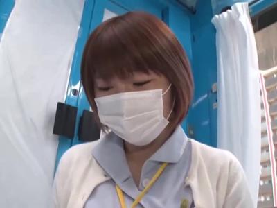 《外見える!?-素人》ギンギンチンポを目の前に出されて発情しちゃった可愛い看護師！抜けすぎ注意な18禁動画