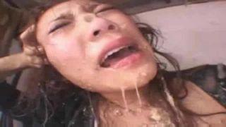 【閲覧注意】鬼畜男たちに人妻お姉さんが強制イラマチオさせられ吐しゃ物噴出！