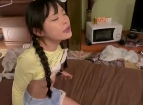 「初芽里奈」自分の制欲処理しか考えない鬼畜男にロリ娘が鬼畜イラマチオ連続ピストン口内射精まで決められる