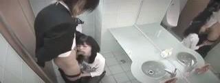 【鬼畜】初対面の女の子にトイレでチンコ咥えさせてイラマチオさせる・・・
