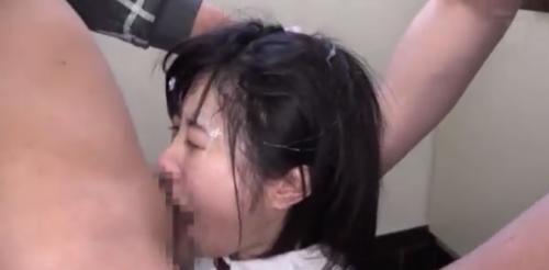 純情でおとなしいJKをいいことに使ってしまう卑猥な大人たち・・・お口を開かせておちんぽ強引イラマチオさせる。