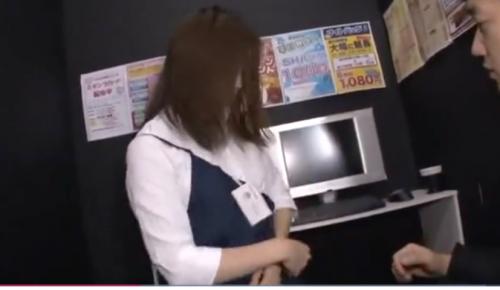 新米バイトちゃんがビデオ個室に来て高速手コキで速攻で抜いてってくれる