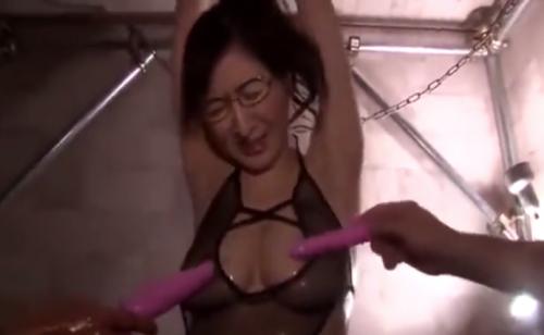 「大橋ひとみ」巨乳メガネ熟女エロコスつけて拘束されても電マで敏感なM女。イラマチオ強制３P