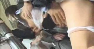 美人なお姉さんが痴漢されて集団でイラマチオさせられ犯されちゃう・・・