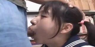 図書館に居たセーラー服着た女の子におチンポ咥えさせて無理やりレイプ！