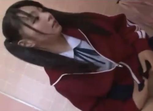 修学旅行中に公衆トイレに入ったら・・・・鬼畜レイプ魔に強引に巨根ねじ込まれてイラマチオ
