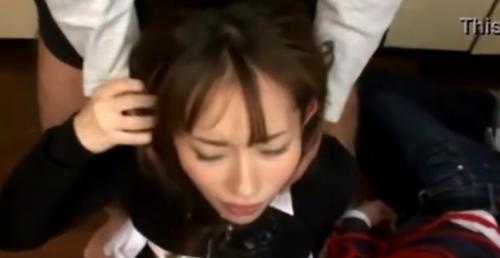 顔面押さえつけられて完全に性欲処理奴隷になってしまった美人お姉さんにイラマチオして精子を口内にぶち込む