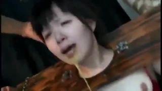 ロリ顔巨乳な女子大生のお姉さんがギロチン版に拘束させられイラマチオさせSM調教レイプ
