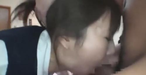 制服着衣のまま女子高生を喉奥までねじ込むまでイラマチオしてから鬼パコしたったw