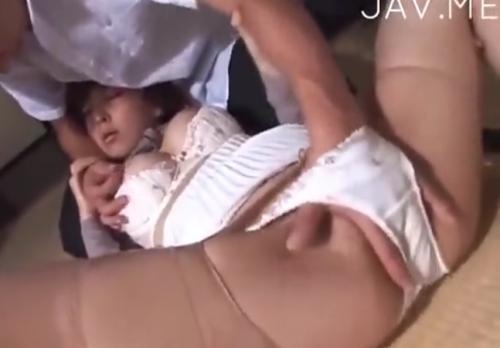 巨乳人妻が息子と仲良くしてたはずなのに・・・・やりたい放題使われまくって咽喉打ち込みイラマチオ決められる