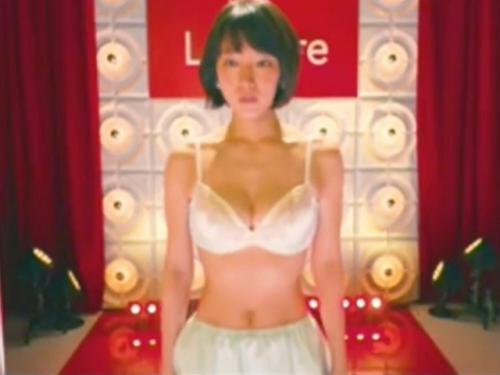 ＜吉岡里帆＞惚れたイケメンにお願いされて男子学生らの前で裸を披露！美爆乳を隠し撮りされた美少女の悲劇……＜ナイスバディ＞
