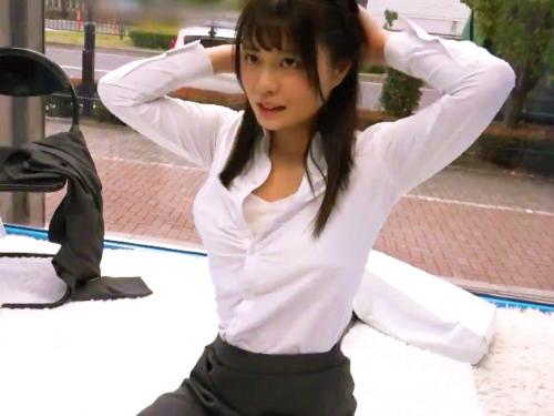 ＜マジックミラー号＞車内でセクハラされる神乳ロリ女子大生！内定に釣られてゴム無しでの生中出しまで承諾ｗ＜素人ナンパ企画＞