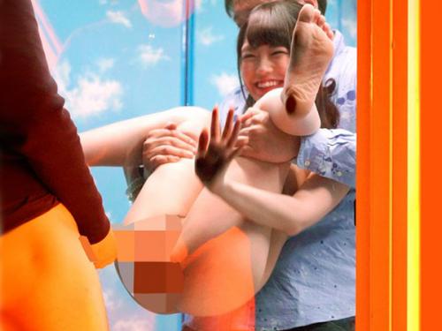＜逆転マジックミラー号＞「えっ？見ないで///」MM号の外には大勢の男たち！ロリ美少女のSEXナマ鑑賞ｗ＜素人ナンパ＞