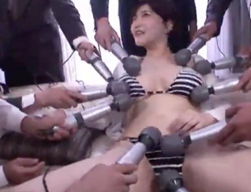 [沖田杏梨]熟女に群れる集団・・・電マを持って落としにかかるwww