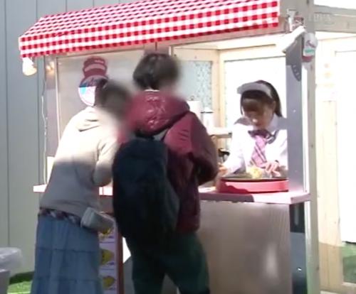 [倉多まお]笑顔でクレープ屋の接客中・・・店長から裏ではとんでもないセクハラwww