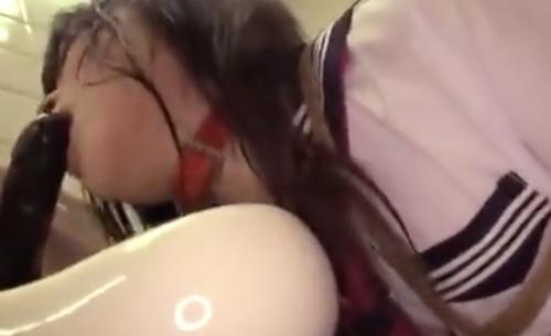 [南梨央奈]男子たっション便器に・・・バイブを貼り付けそれをフェラするド変態www