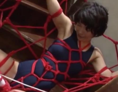 [向井藍]スクール水着のボーイッシュ娘・・・蜘蛛の巣のようなロープ群に絡まるwww