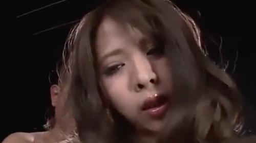 [希咲エマ]セクシーすぎる流し目・・・首輪をつけられ従順な犬www