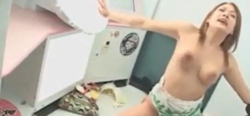 森永ひよこ　だれか来るかもしれないドキドキ感などおかまいなし！ぽっちゃり白ギャルがプリクラ機内で騎乗位セックスｗｗ