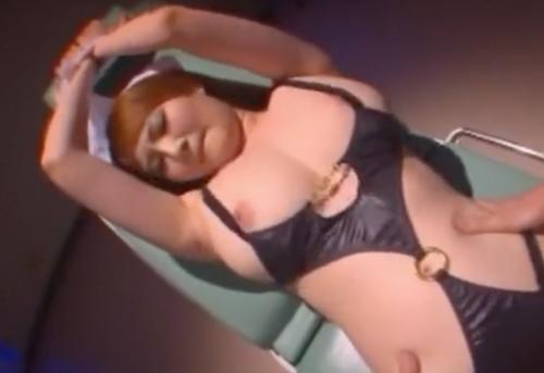 [仁科百華]爆乳がはち切れんばかりの衣装で・・・股間破られクスコで中身見られるぅwww