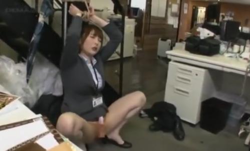 美人OLを手枷で身動きが取れないままパンツの中に電マ固定して放置プレイ。メス化してきたところでイラマチオ炸裂