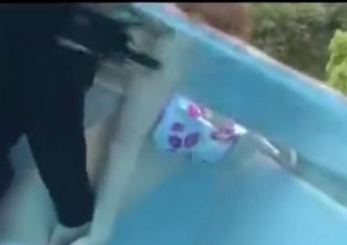 [椎名そら]プールの中で水着をずらされて・・・水中で卑猥なことを繰り広げるwww