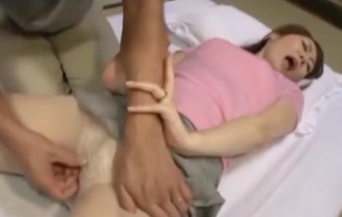 [ヘンリー塚本]静かな落ち着いた和室・・・熟女が嫌がりながらも持てめてくるwww