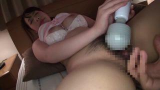 寝ている隙に童顔巨乳ロリ美女に電マと強引に手マンしてビチャマンにしてその気にさせるwwこれでイチコロだわ